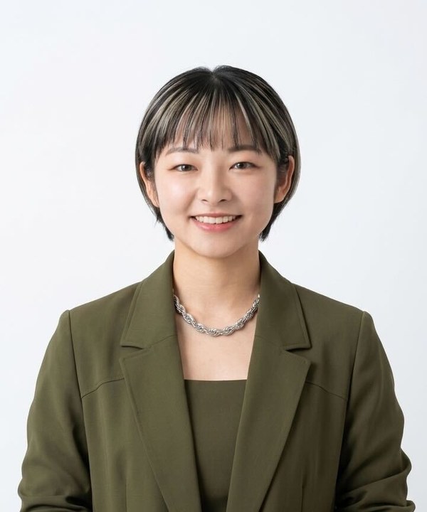 足立 詩緒香